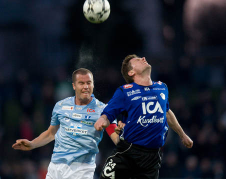 Daniel Andersson ger Sebastian Johansson en rejäl knuff i