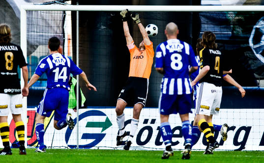 Daniel Örlund, målvakt, AIK, släpper in Jonathan Bergs