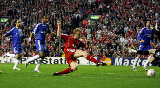 Dirk Kuyt, LIverpool gör 1-0