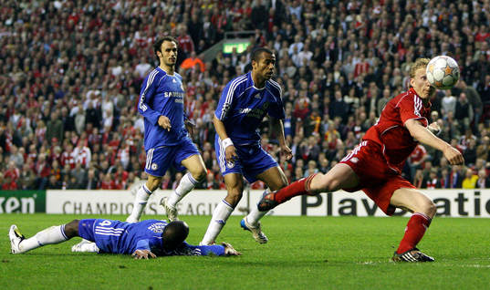 Dirk Kuyt, LIverpool gör 1-0