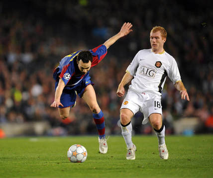 Andres Iniesta (L) and Manchester United's Paul Scholes