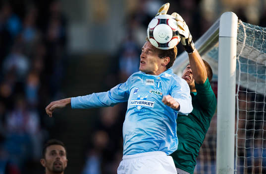 Jonatan Johansson och Nuredin Bakiu, målvakt