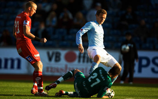 Jonatan Johansson och Nuredin Bakiu, målvakt
