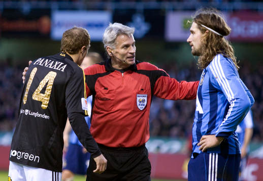 Kenny Pavey, AIK, Peter Fröjdfeldt, domare och Jan Tauer,