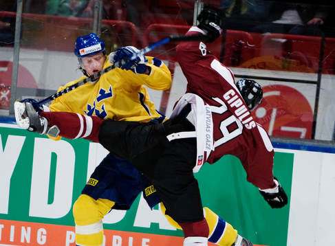 Daniel Fernholm, Sverige, trycker till Martins Cipulis,
