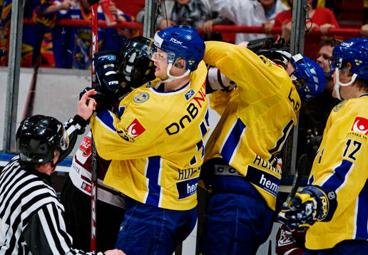 Michael Holmqvist, Sverige, håller undan en lettisk spelare