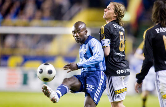 Jones Kusi Asare, Djurgården, med Daniel Tjernström, AIK,