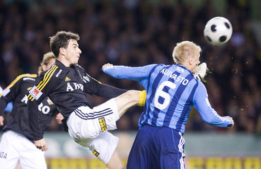 Daniel Mendes, AIK, sparkar till Toni Kuivasto,