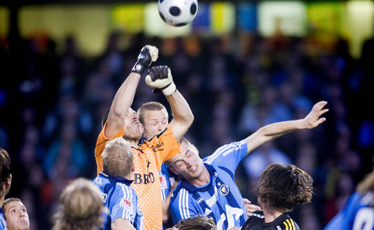 Daniel Örlund, målvakt, AIK, är först på boll