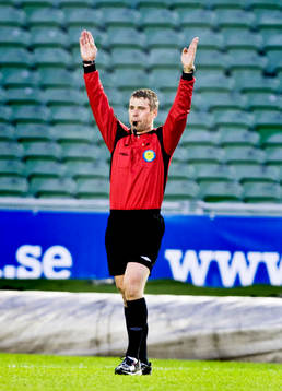 Tobias Mattson, domare, blåser av matchen