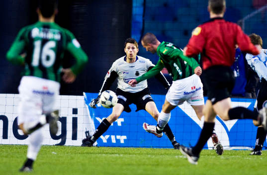 Daniel Nicklasson, GAIS, skjuter in 2-0 bakom Mattias