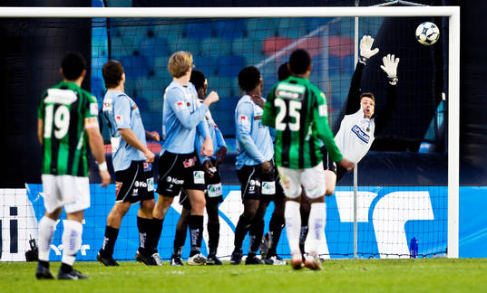 Mattias Hugosson, målvakt, räddar Wanderson do Carmo,