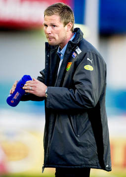 Magnus Pehrsson dricker vatten