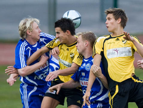 Fisnik Alaj och Simon Larsson kämpar mot Markaryds-spelare