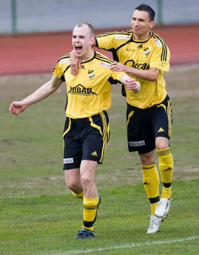 Fredrik Hägglund grattas av Burim Rexhepi