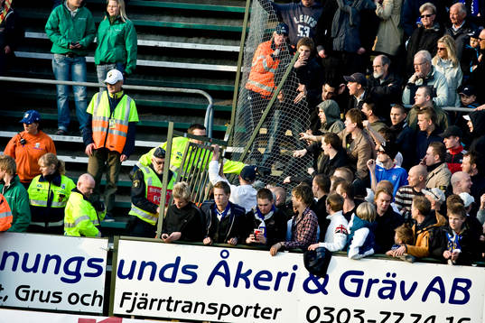 Idioter med anknytning till Göteborg rev ner ett staket
