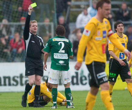 Mjällby - Jönköpings Södra: Johny Lundbäck; domare,