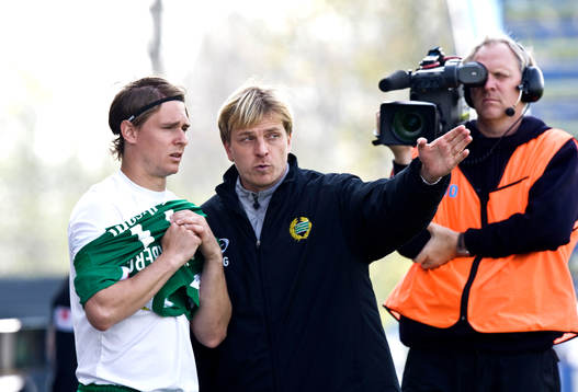Tony Gustavsson, tränare, ger Freddy Söderberg,