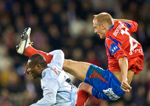 Joel Ekstrand, Helsingborg, blir tagen i benet. Ojusthet