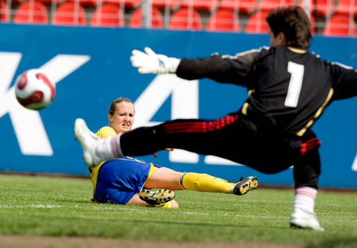 Therese Lundin Sverige skjuter ett skott och Melinda