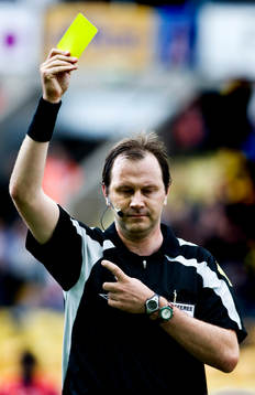 Jonas Eriksson, domare, ger gult kort, varning