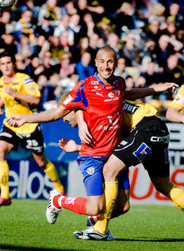 Henrik Larsson, Helsingborg, stoppas av Martin Andersson,