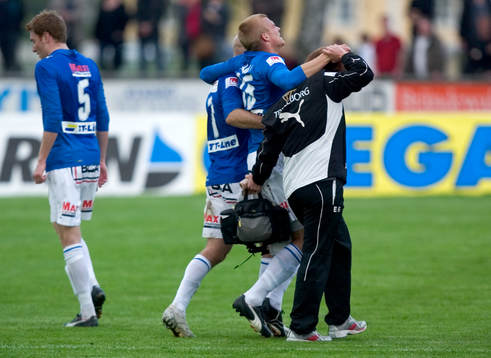 Mattias Tylander hjälper Emil Mårtensson att komma ut