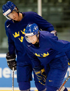 Kenny Jönsson tar hand om Patric Hörnqvist som fått en