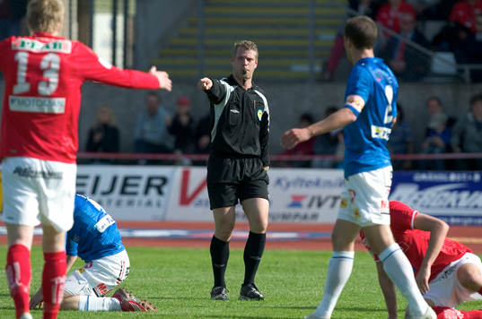 Tobias Mattson, domare, blåser straff