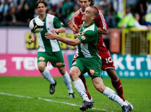 Petter Andersson, Hammarby, fälls i straffområdet