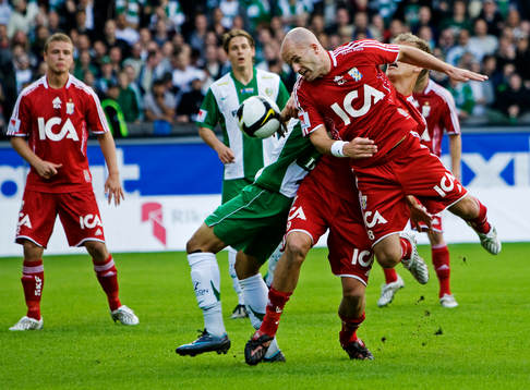 Jonas Wallerstedt, Göteborg, nickar bort bollen