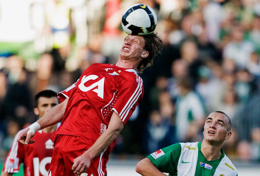 Gustav Svensson, Göteborg, nickar bollen framför Petter