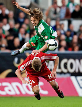 Simon Helg, Hammarby, trycker undan både bollen och Pontus