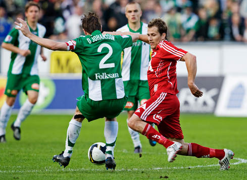 Tobias Hysén, Göteborg, dribblar bort David Johansson,