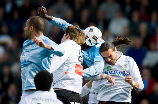 Edward Ofere, Malmö, nickar in 0-1 på hörna