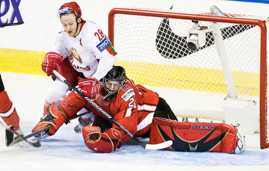 Konstantin Koltsov och Martin Gerber, målvakt