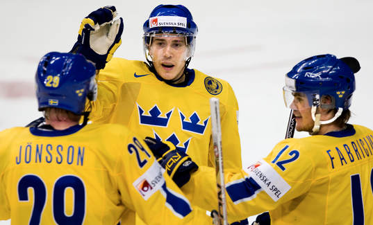 Kenny Jönsson gör mål och grattas av Mattias Weinhandl