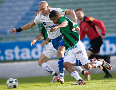 Thomas Magnusson håller Wanderson do Carmo