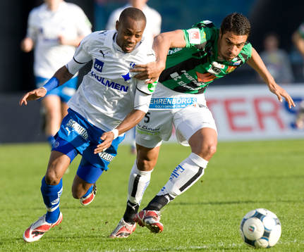 Bobbie Friberg da Cruz stoppar Kevin Amuneke
