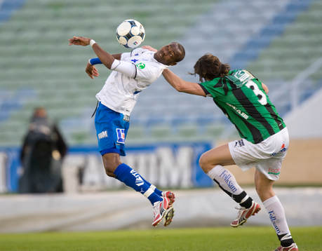 Kevin Amuneke tar bollen framför Andreas Tobiasson