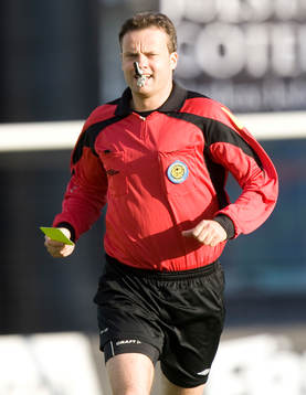 Sven-Martin Åkesson, domare. Gult kort, varning, visselpipa