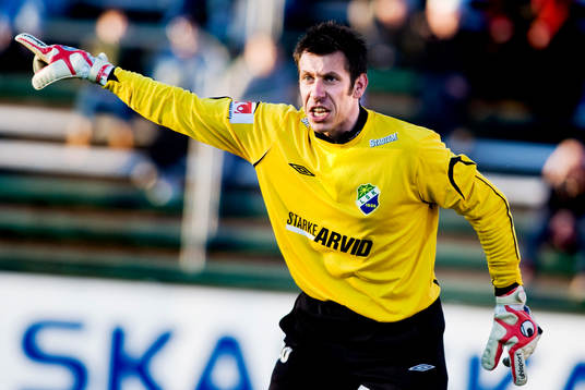 Michal Slawuta, målvakt, Ljungskile, manar på sina mannar