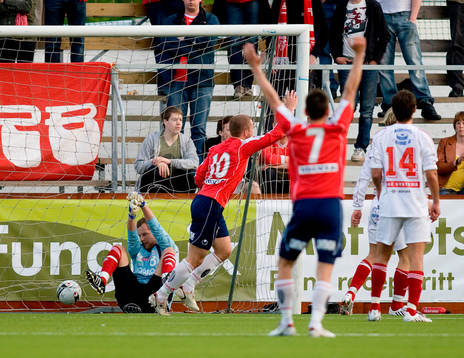 Marcus Dahlin gör 1-0 till Örgryte. Jubel. Målvakten i