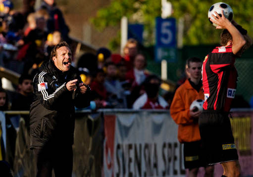 Kim Bergstrand, tränare Brommapojkarna, skriker