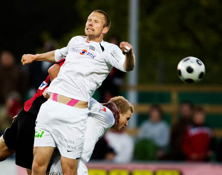 Mattias Östberg, Häcken, både missar bollen och visar