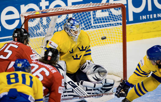 Thibaut Monnet gör 1-3 på Stefan Liv, målvakt
