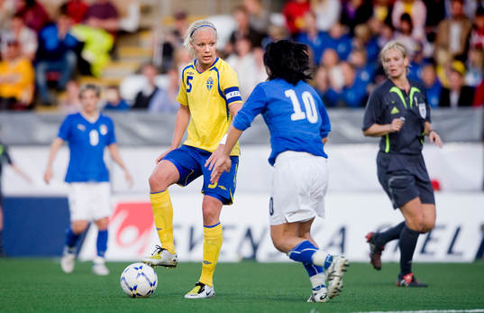Caroline Seger, Sverige och Tatiana Zorri, Italien
