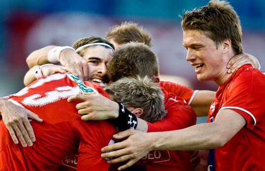 César Santín, Kalmar, kramas om av lagkamrater, jubel