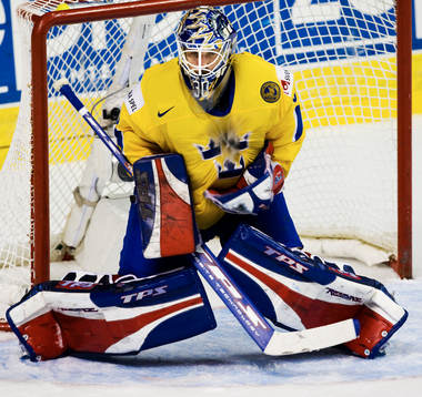 Henrik Lundqvist får puck på bröstet, målvakt
