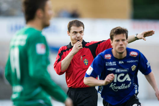 Fjärdedomaren Adnan Jukic, Falkenberg, blev plötsligt